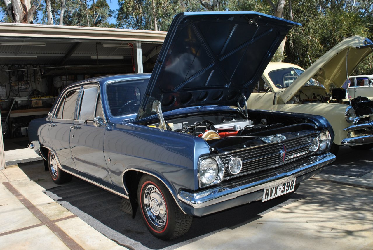 Holden HR Premier 186S - 01.JPG