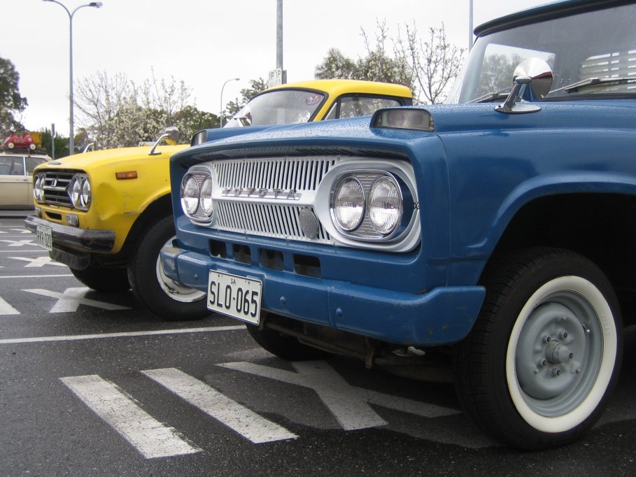 Isuzu Wasp & Toyota Stout - two 1965 utes together - 08.JPG