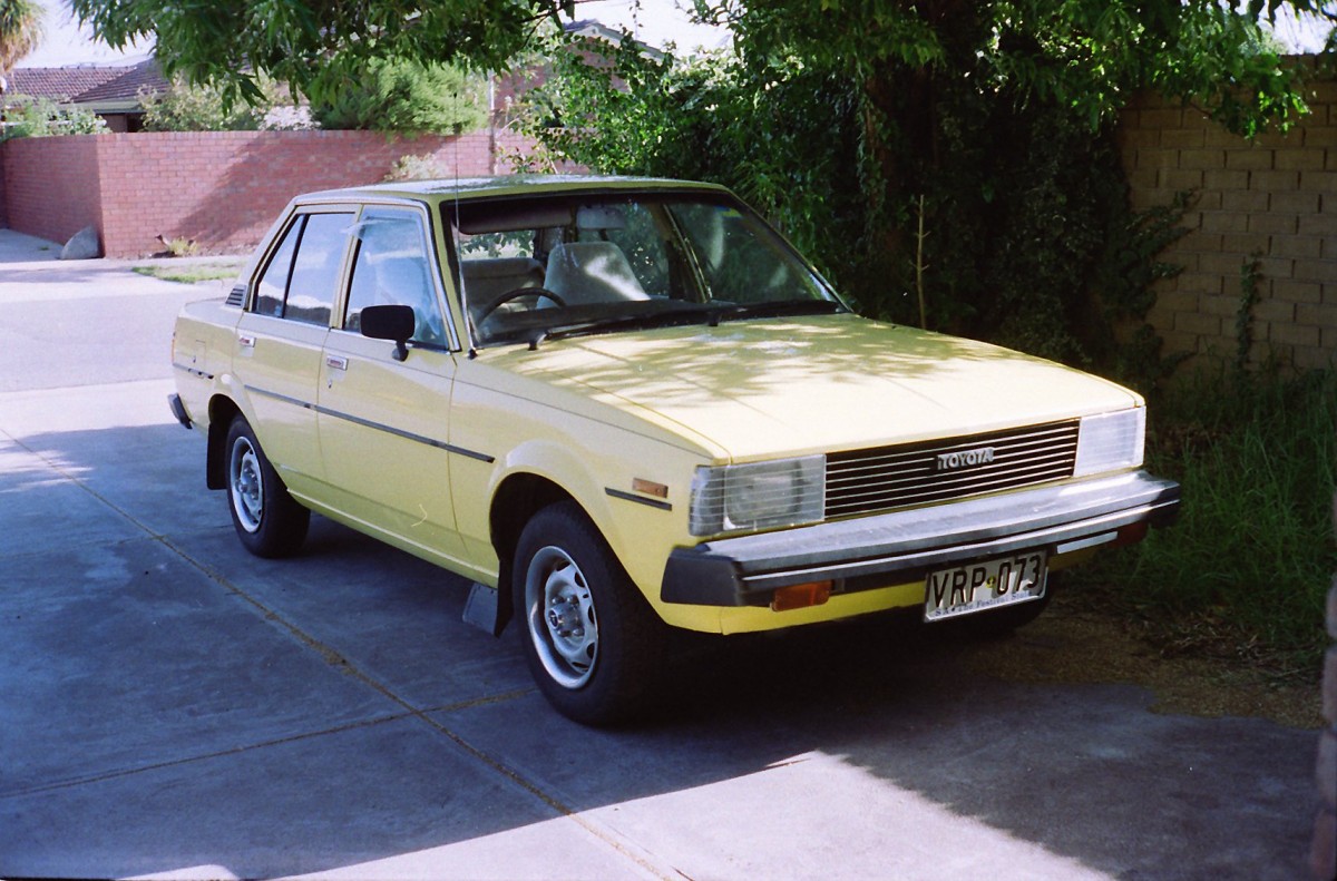 front yard - 1993 - ex-George Edwards Toyota Corolla - with SA plates.jpg