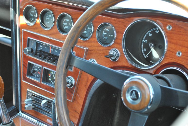 Toyota 2000GT - 11 - dashboard.JPG