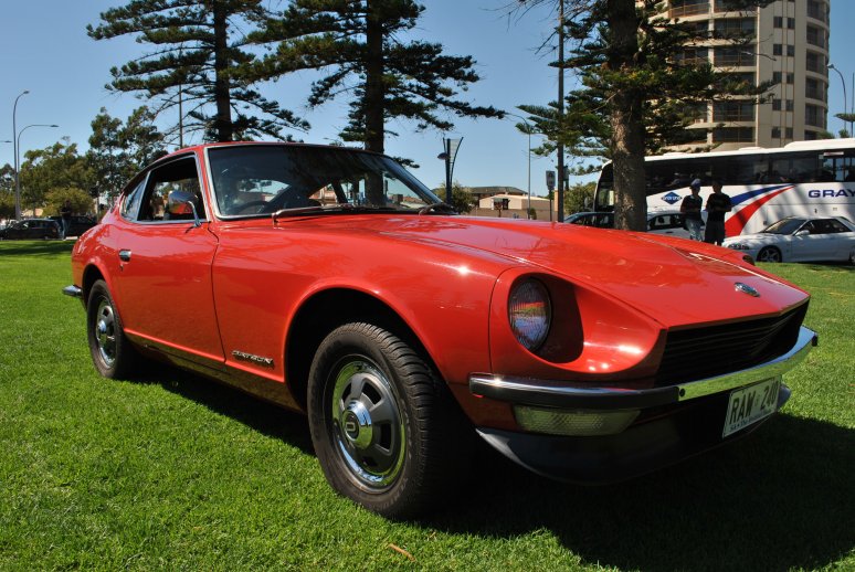 Datsun 240Z - red - 01 - ulta-early with D-hubcaps not Z.JPG