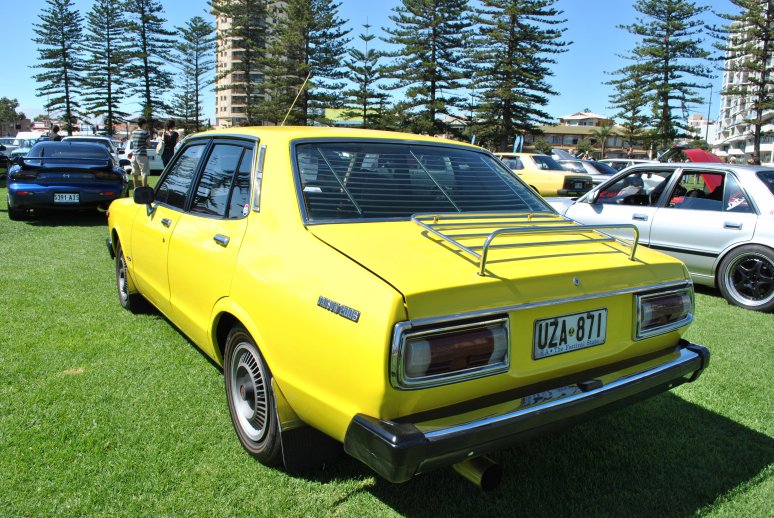 Datsun 200B - 02 - mint with luggage rack.JPG