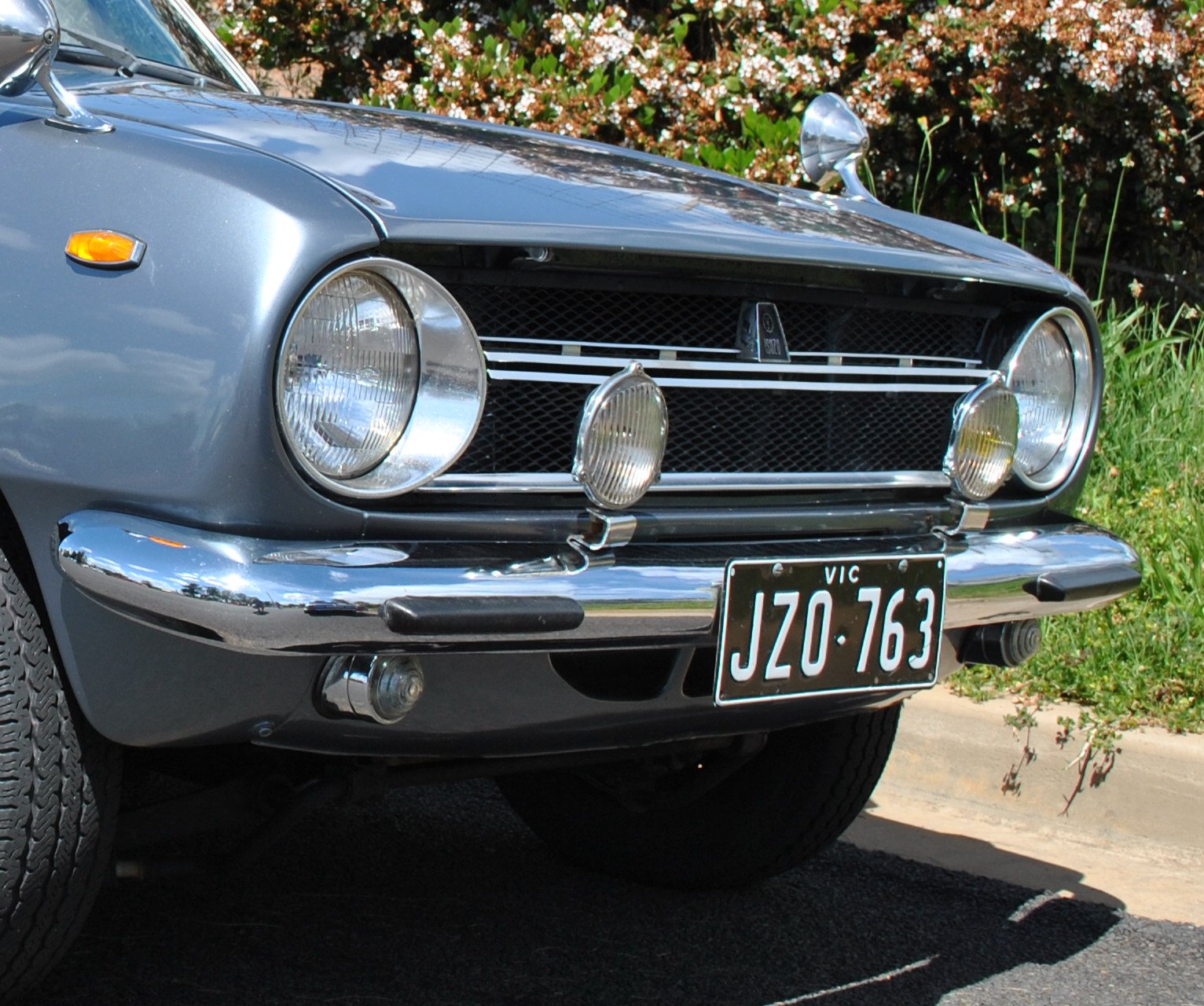 1967 Isuzu Bellett GT grille.JPG