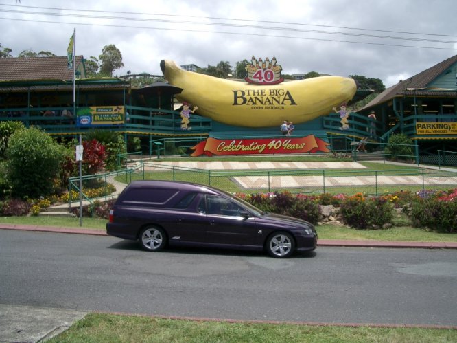 118 - VY Sandman in front of Big Banana.JPG