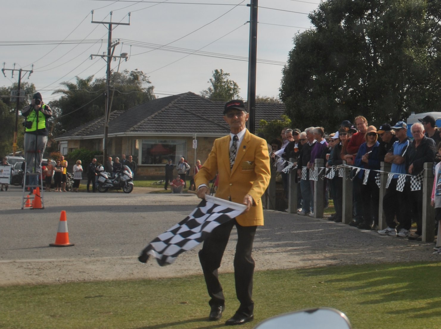 12 - Glen Dix flagging us off.JPG