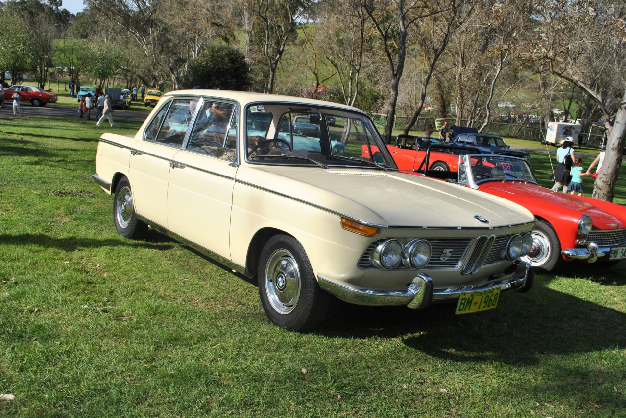 BMW 2000 sedan - 01.JPG