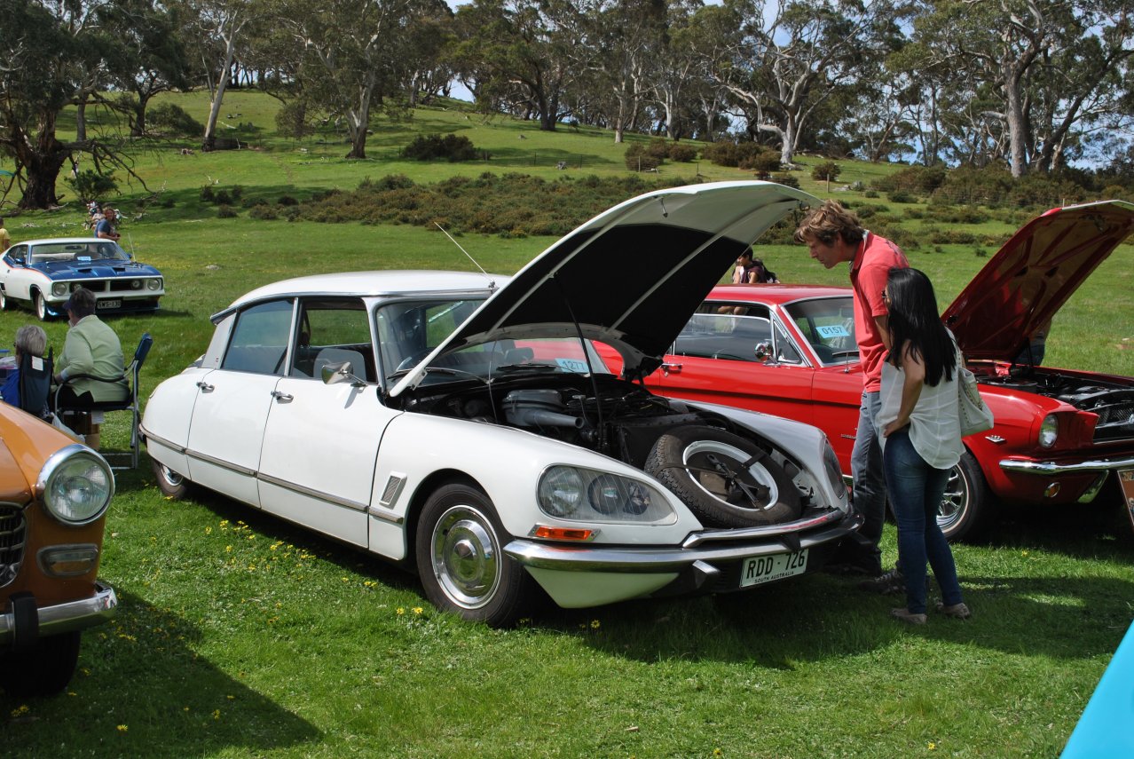 Citroen DS sedan.JPG