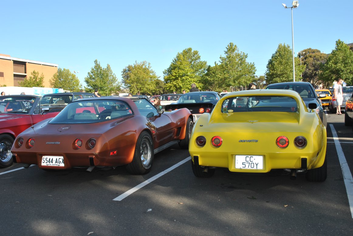 Chevrolet C3 Corvettes - early rear glass vs later rear glass.JPG