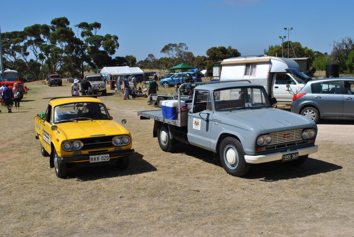 Isuzu Wasp - 04 - with Nissan Junior.JPG