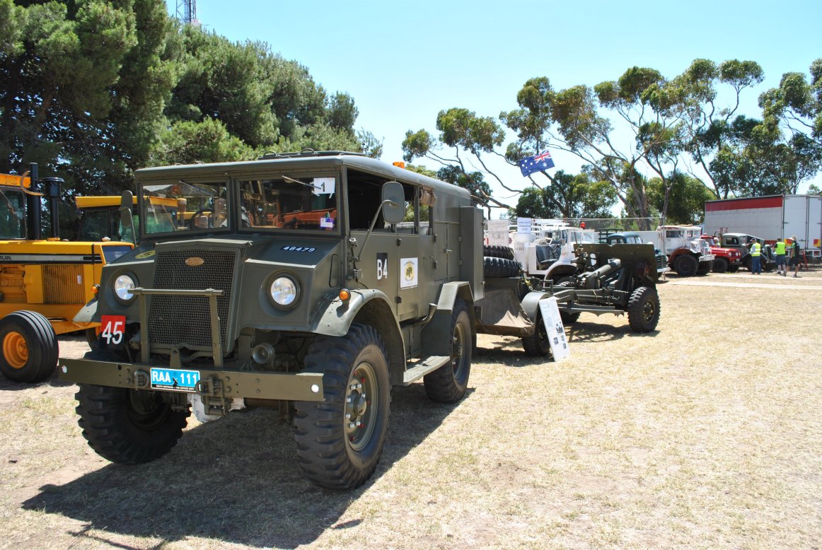 Ford Blitz with gun and ammunition trailers - 01.JPG
