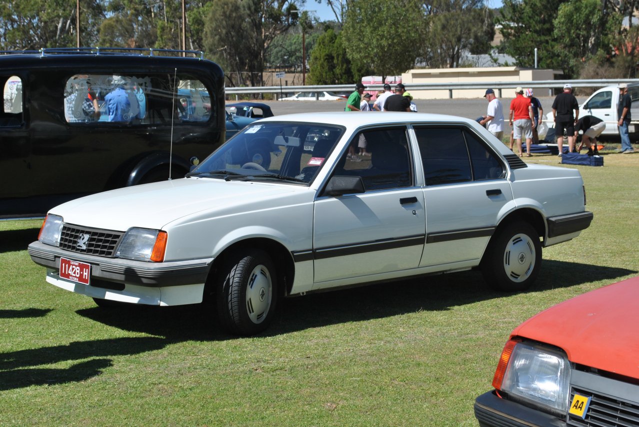 Vauxhall Cavalier - sedan - 01.JPG