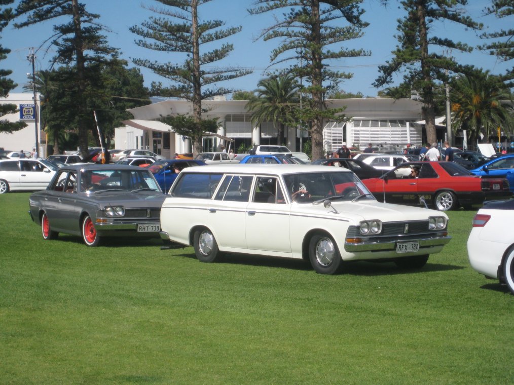 Toyota S50 Crown sedan and wagon.JPG