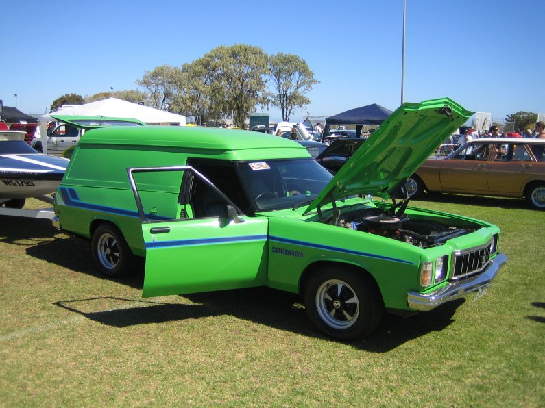 Holden HJ Sandman panelvan - 02.JPG