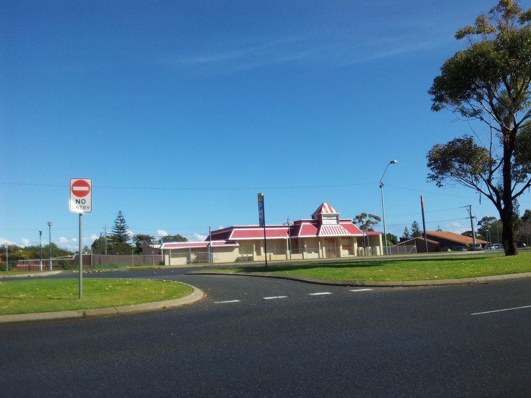 27 August - 02 - Rockingham - vintage KFC closed down.jpg