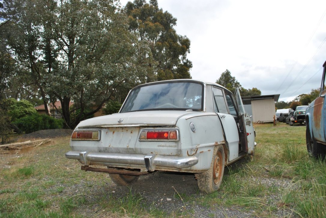 07 - Kerry's boneyard - Isuzu Bellett.JPG