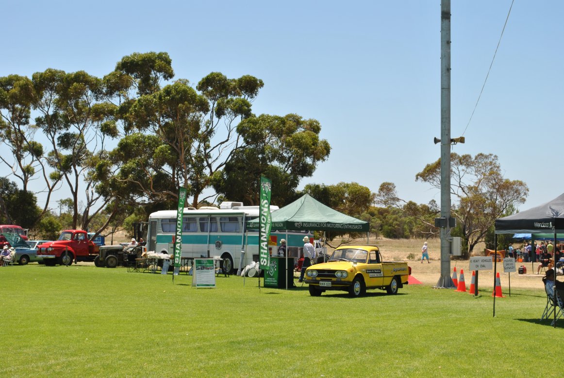 Isuzu Wasp - 01 - with Shannons tent.JPG